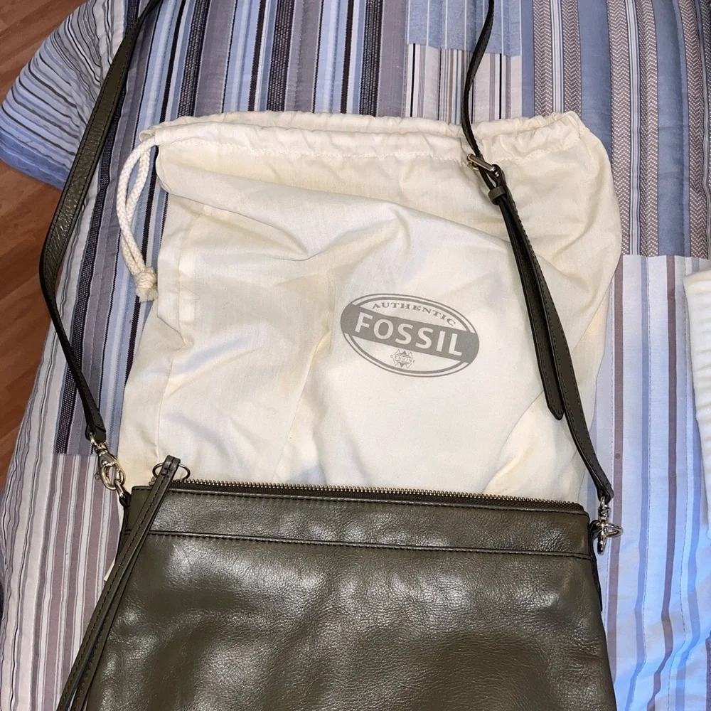 Brand NEW- NEVER USED FOSSIL GRAY LEATHER CROSSBODY BAG FOR WOMEN